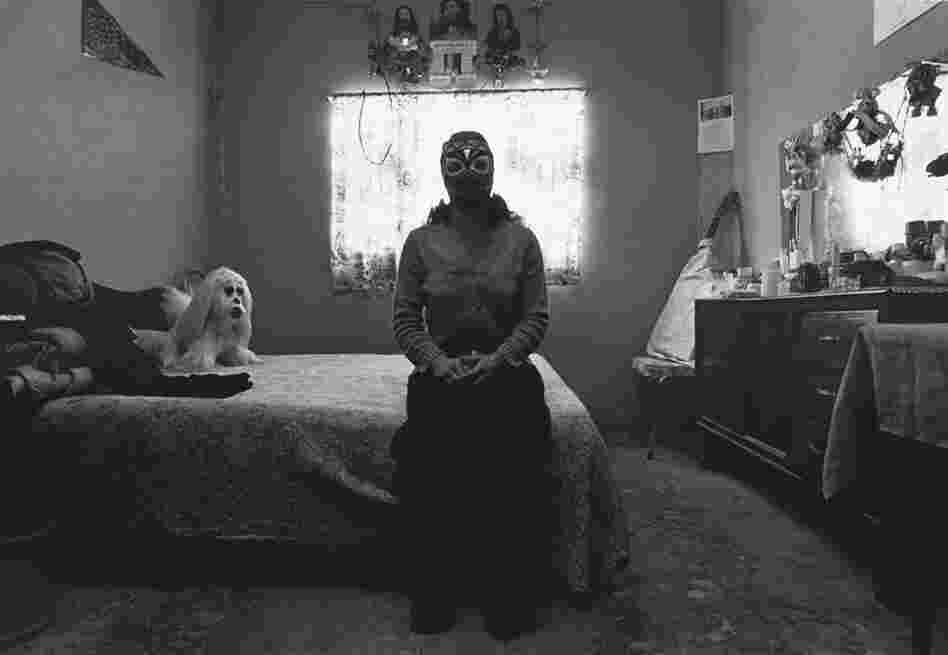 La India Sioux en su recamara, Ciudad de Mexico (India Sioux in Her Bedroom, Mexico City), 1983 
