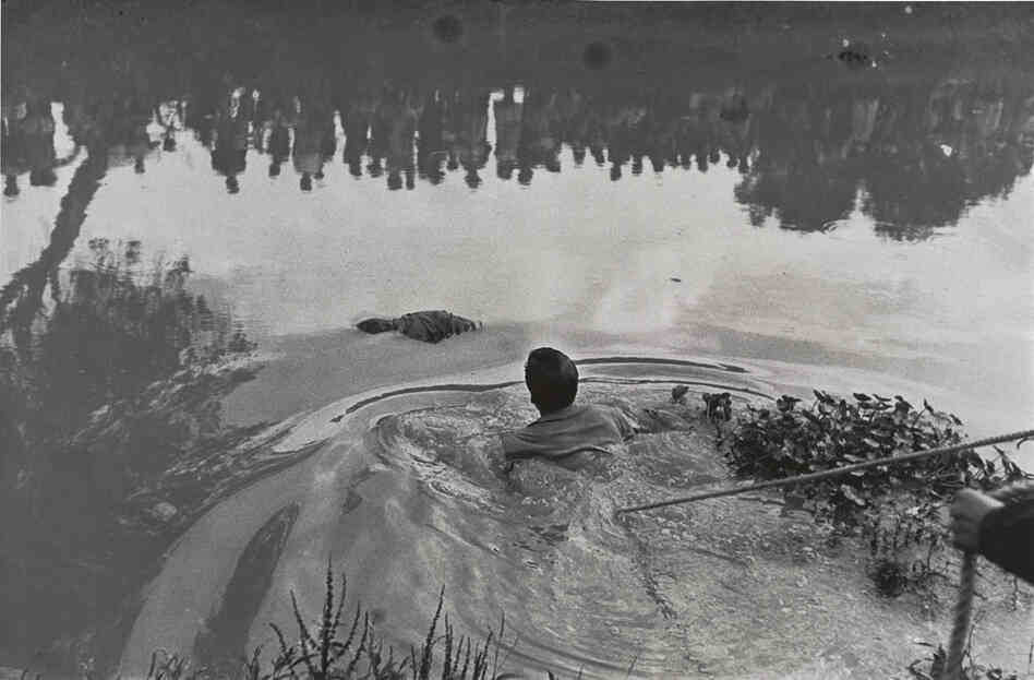 Rescate de un ahogado en Xochimilco con publico reflejado en al aqua (Retrieval of a drowned body from Lake Xochimilco with the public reflected in the water), 1960 