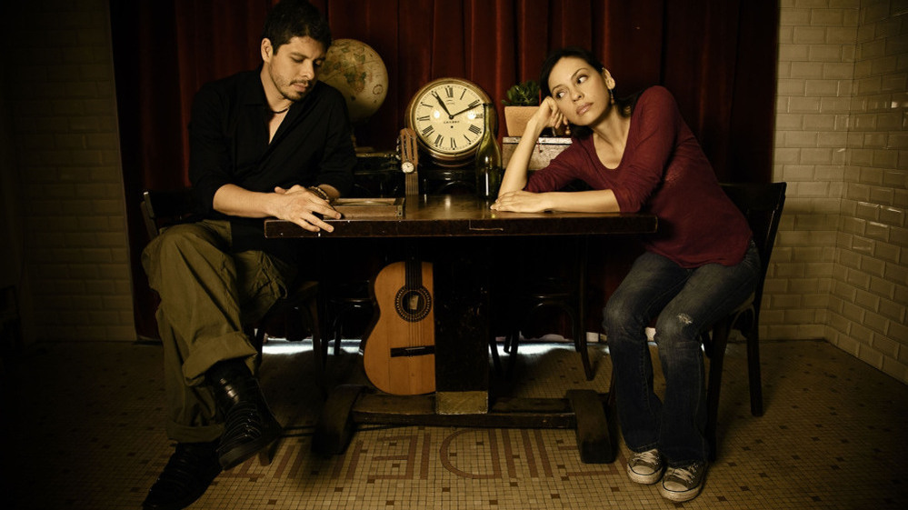 Rodrigo Y Gabriela perform music with a montuno basis.