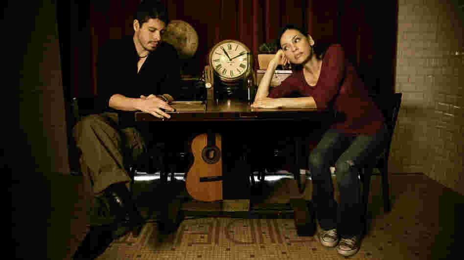 Rodrigo Y Gabriela perform music with a montuno basis.