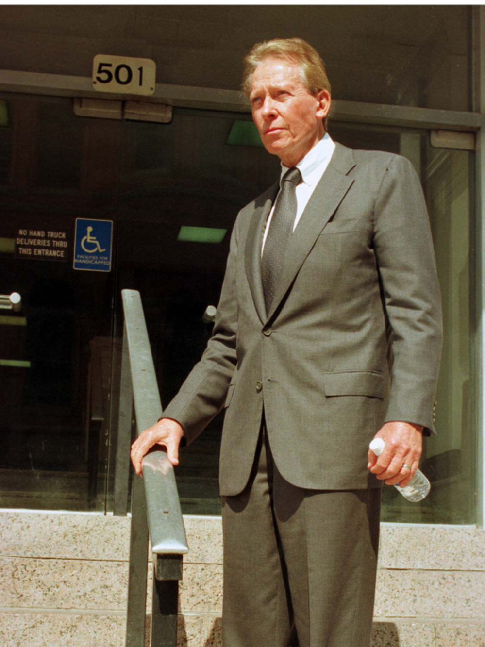 Texas businessman Harold Simmons stands outside a Dallas courthouse in this 1997 photo. 