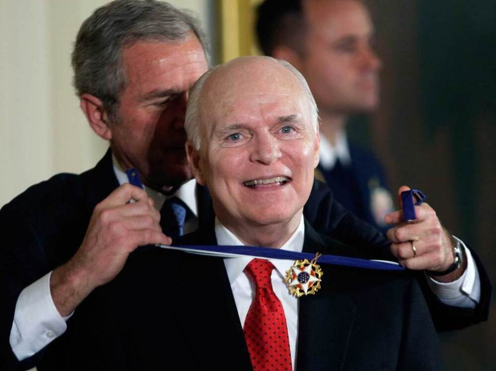 President Bush presents the Presidential Medal of Freedom to Lamb during a 2007 ceremony.