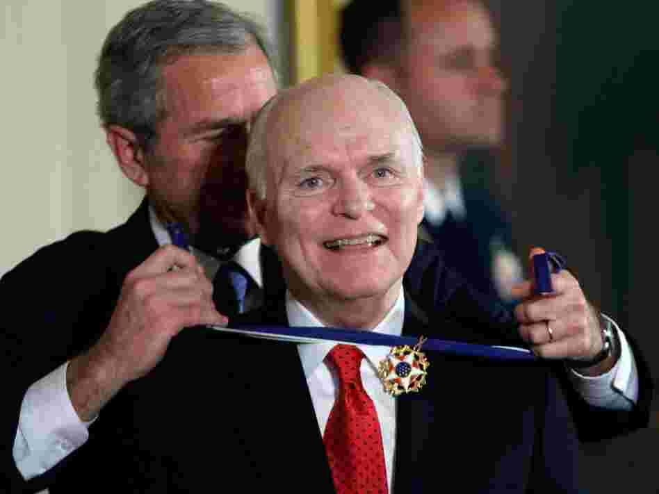 President Bush presents the Presidential Medal of Freedom to Lamb during a 2007 ceremony.