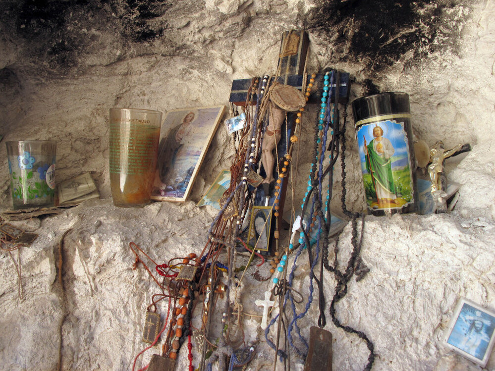 In 2008, De Leon began documenting and analyzing what migrants leave in the desert.