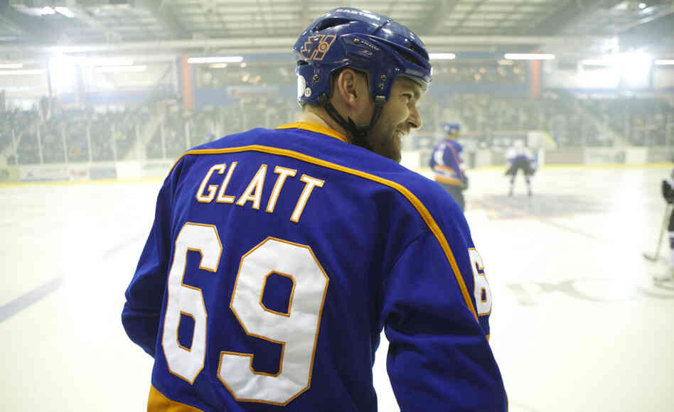 Smooth Move: Sean William Scott plays dimwitted but affable Doug Glatt, a small-town bouncer who happens upon an opportunity as a minor league hockey enforcer when managers discover his talent for delivering a beating. Smooth Move: Sean William Scott plays dimwitted but affable Doug Glatt, a small-town bouncer who happens upon an opportunity as a minor league hockey enforcer when managers discover his talent for delivering a beating.