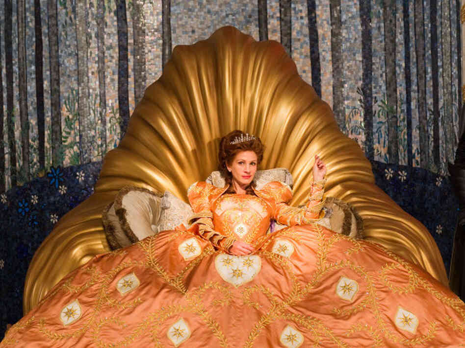 Julia Roberts' vain Queen, broke and jealous of Snow's beauty, flaunts what she has with ornate and lavish dresses. Julia Roberts' vain Queen, broke and jealous of Snow's beauty, flaunts what she has with ornate and lavish dresses.