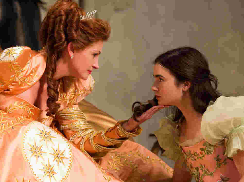 Lily Collins plays Snow White in Mirror Mirror opposite Julia Roberts as the vain Queen jealous of Snow's beauty. Lily Collins plays Snow White in Mirror Mirror opposite Julia Roberts as the vain Queen jealous of Snow's beauty.