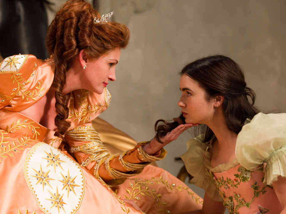 Lily Collins plays Snow White in Mirror Mirror opposite Julia Roberts as the vain Queen jealous of Snow's beauty. Lily Collins plays Snow White in Mirror Mirror opposite Julia Roberts as the vain Queen jealous of Snow's beauty.
