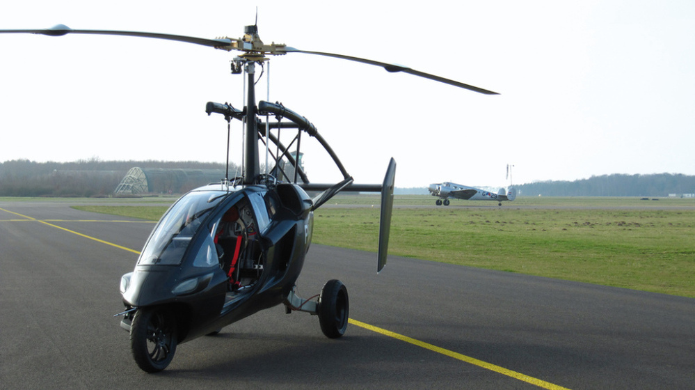 The PAL-V at a runway.