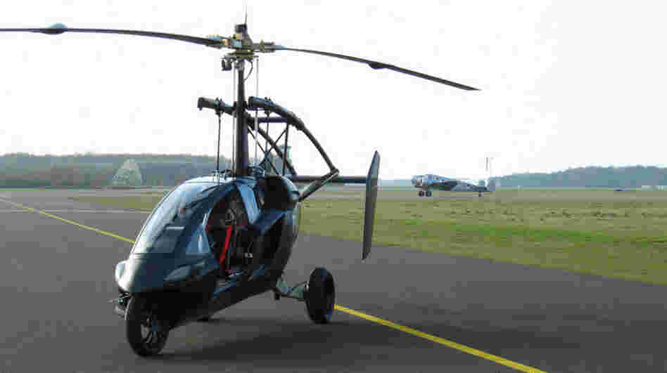 The PAL-V at a runway.