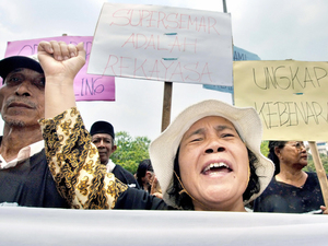 Indonesians protest outside the Presidential Palace in Jakarta, Sept. 28, 2005, calling for the government to bring former dictator Suharto to court for gross human rights abuse related to the deaths of alleged communists and communist sympathizers during the mid-1960s. Indonesians protest outside the Presidential Palace in Jakarta, Sept. 28, 2005, calling for the government to bring former dictator Suharto to court for gross human rights abuse related to the deaths of alleged communists and communist sympathizers during the mid-1960s.