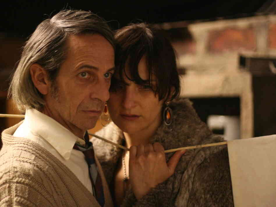 Mario grows closer to his crush and neighbor Nancy (Antonia Zegers) when she's sought by the authorities for her leftist connections. Mario grows closer to his crush and neighbor Nancy (Antonia Zegers) when she's sought by the authorities for her leftist connections.