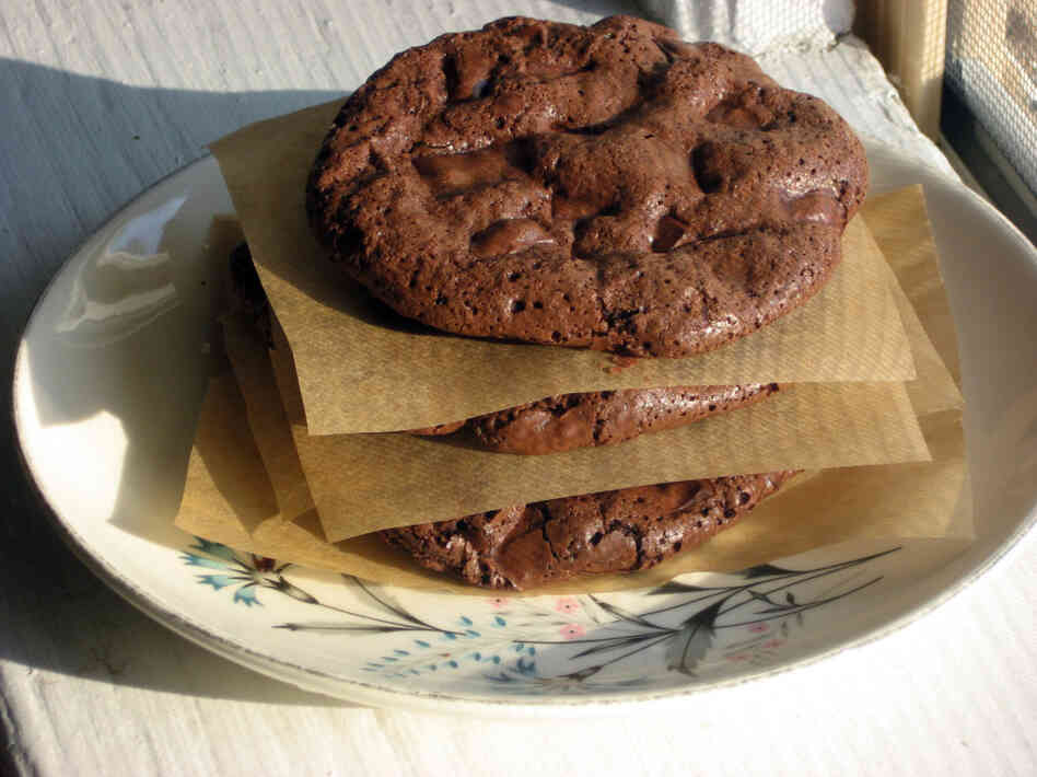 Flourless Fudge Chocolate-Chip Cookies 