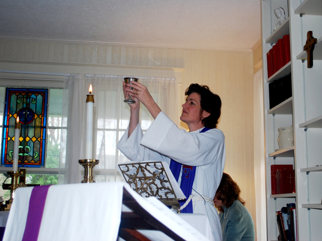  The Rev. Lucia Lloyd leads a service in the rental that housed the St. Stephen's Episcopal Church after the congregation split in 2006. 