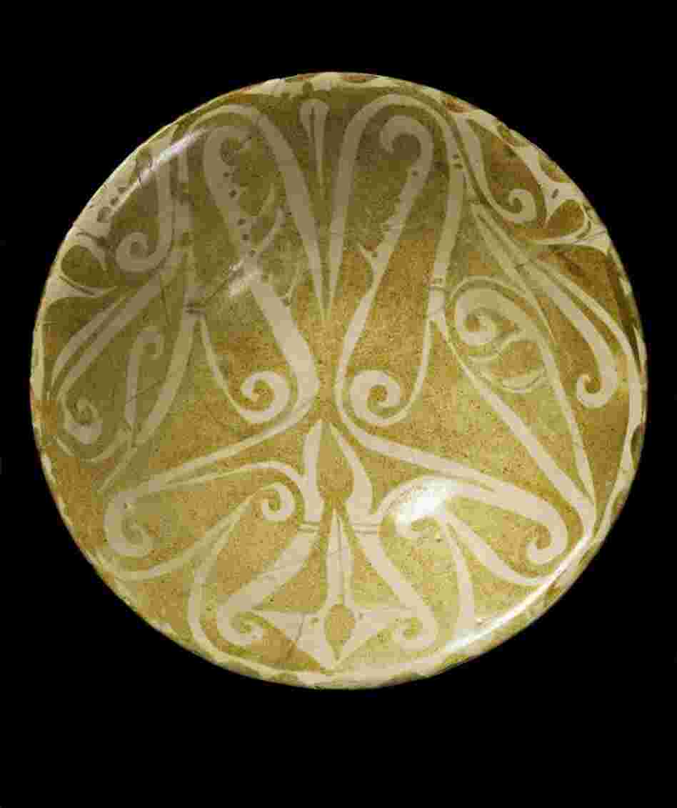 Earthenware bowl from Iraq, ninth or 10th century. The world "blessing" is inscribed in Arabic. 