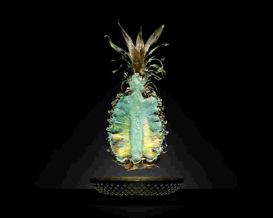 Pineapple Place of production: Guayaquil, EcuadorTransporting distance: 10.666 km (linear distance) Carbon footprint (total) per kg: 11,94 kg  Water requirement (total) per kg: 360 l