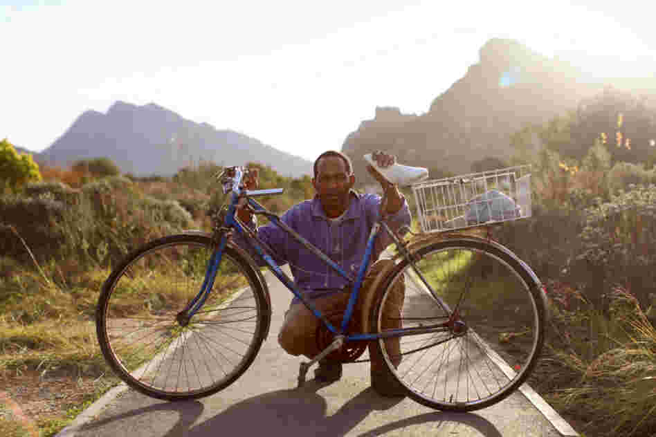 Jors Moentsabato: "It helps me a lot, this bicycle of mine. There where I go, I ride my bike. I bought this bike at the shop where they sell old stuff, I found it there."