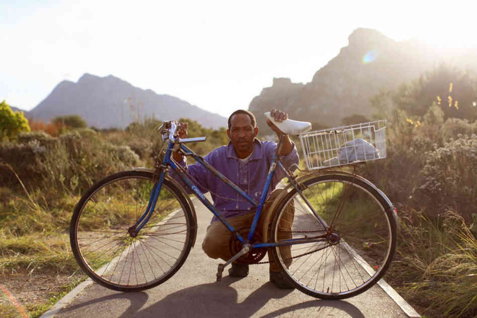 Jors Moentsabato: "It helps me a lot, this bicycle of mine. There where I go, I ride my bike. I bought this bike at the shop where they sell old stuff, I found it there."