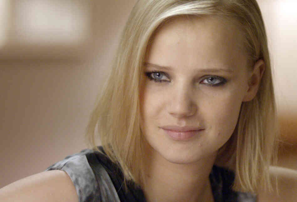 Anne's revealing encounters with Charlotte and Alicja (Joanna Kulig) intersect with difficulties at home, leading her to question what she believes about her own relationships to family, money and sex. Anne's revealing encounters with Charlotte and Alicja (Joanna Kulig) intersect with difficulties at home, leading her to question what she believes about her own relationships to family, money and sex.