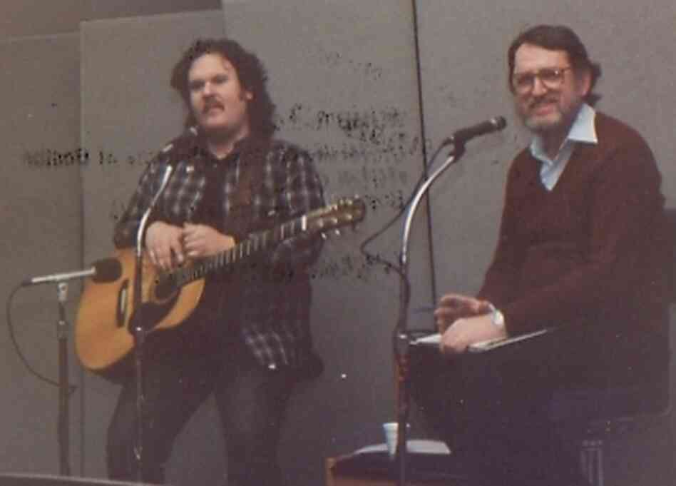 (l-r) Musician Scott Alarik with WUMB host Richard Reinert. (l-r) Musician Scott Alarik with WUMB host Richard Reinert.