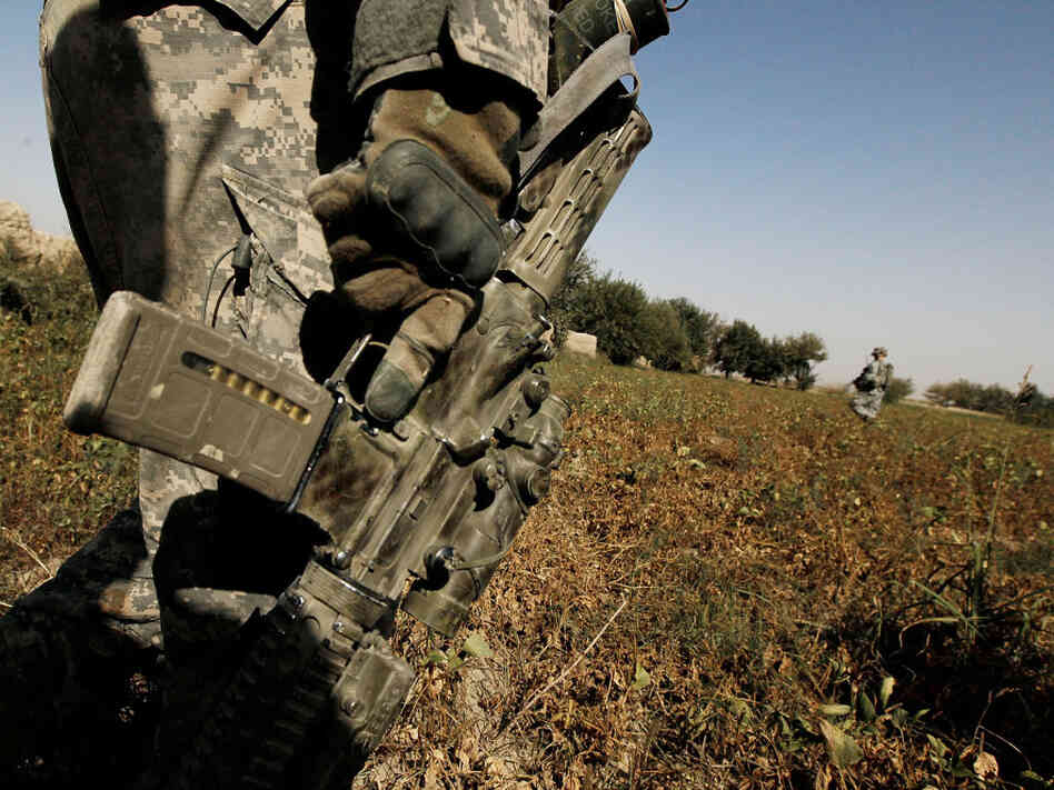 A soldier from the U.S. Army's 101st Airborne Division on patrol in southern Afghanistan. (October, 2010, file photo.)