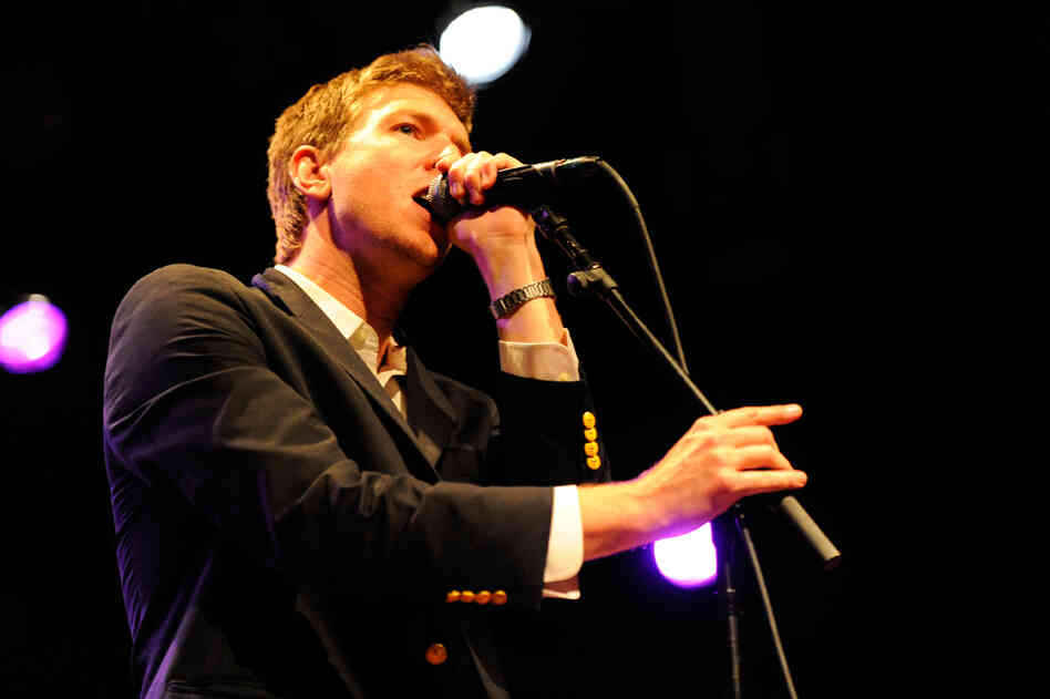 Hamilton Leithauser was rocking some impressive jacket buttons at the concert. Check out those quartets of yellow elegance.