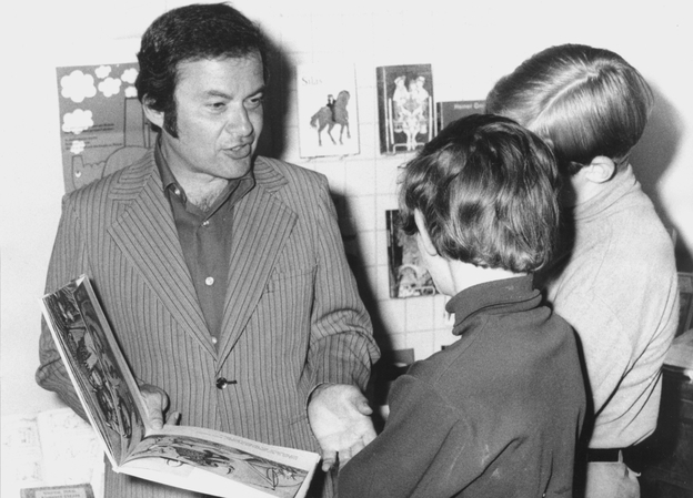 Sendak talks with children about his book Where the Wild Things Are at the International Youth Library in Munich in June 1971.