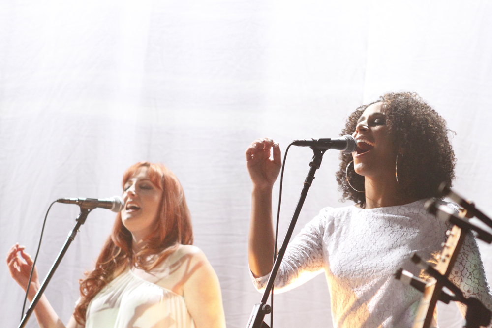 The Spiritualized show featured two synchronized back-up singers.