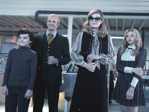 Despite the generational gap between Barnabas and the family Collins of the 1970s, he takes to his descendants well, and David (Gully McGrath), Roger (Jonny Lee Miller), Elizabeth (Michelle Pfeiffer), and Carolyn (Chloe Grace Moretz) more or less accept him.