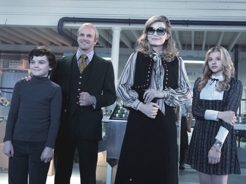 Despite the generational gap between Barnabas and the family Collins of the 1970s, he takes to his descendants well, and David (Gully McGrath), Roger (Jonny Lee Miller), Elizabeth (Michelle Pfeiffer), and Carolyn (Chloe Grace Moretz) more or less accept him.