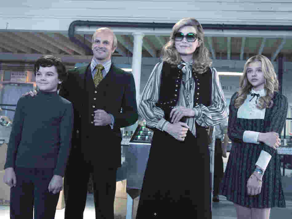 Despite the generational gap between Barnabas and the family Collins of the 1970s, he takes to his descendants well, and David (Gully McGrath), Roger (Jonny Lee Miller), Elizabeth (Michelle Pfeiffer), and Carolyn (Chloe Grace Moretz) more or less accept him.