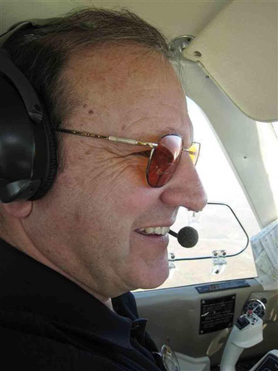 Denny Fitch, seen in 2008, helped save the lives of 184 people in the crash landing of United Flight 232 on July 19, 1989. Fitch died this week after suffering from brain cancer. He was 69. Denny Fitch, seen in 2008, helped save the lives of 184 people in the crash landing of United Flight 232 on July 19, 1989. Fitch died this week after suffering from brain cancer. He was 69.
