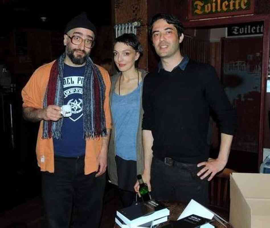 Exberliner's David Strauss, left, and Nadja Vancauwenberghe attend the book launch of Berlin Sampler at Kaffee Burger. The author, Theo Lessour, right, traces over 100 years of Berlin's music history. Exberliner's David Strauss, left, and Nadja Vancauwenberghe attend the book launch of Berlin Sampler at Kaffee Burger. The author, Theo Lessour, right, traces over 100 years of Berlin's music history.