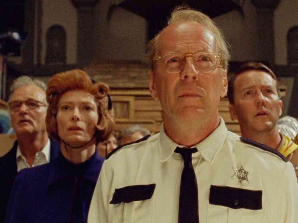 Bill Murray, Tilda Swinton, Bruce Willis and Edward Norton play some of the adults who search for Sam and Suzy as a violent storm approaches their island.