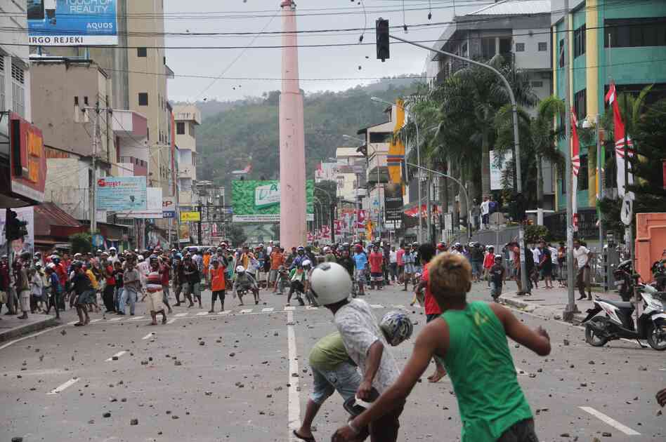 Muslims (in the foreground) face a group of Christians during a bloody clash in Ambon, the provincial capital of Indonesia's Maluku Island, on Sept. 11, 2011. The riot exposed deep fault lines between Christians and Muslims in Indonesia. Muslims (in the foreground) face a group of Christians during a bloody clash in Ambon, the provincial capital of Indonesia's Maluku Island, on Sept. 11, 2011. The riot exposed deep fault lines between Christians and Muslims in Indonesia.