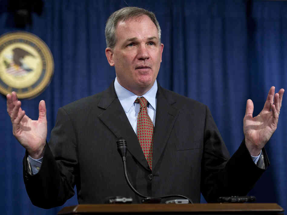 U.S. Attorney Patrick J. Fitzgerald speaks to reporters during a news conference Thursday in Chicago. Fitzgerald announced he would step down.