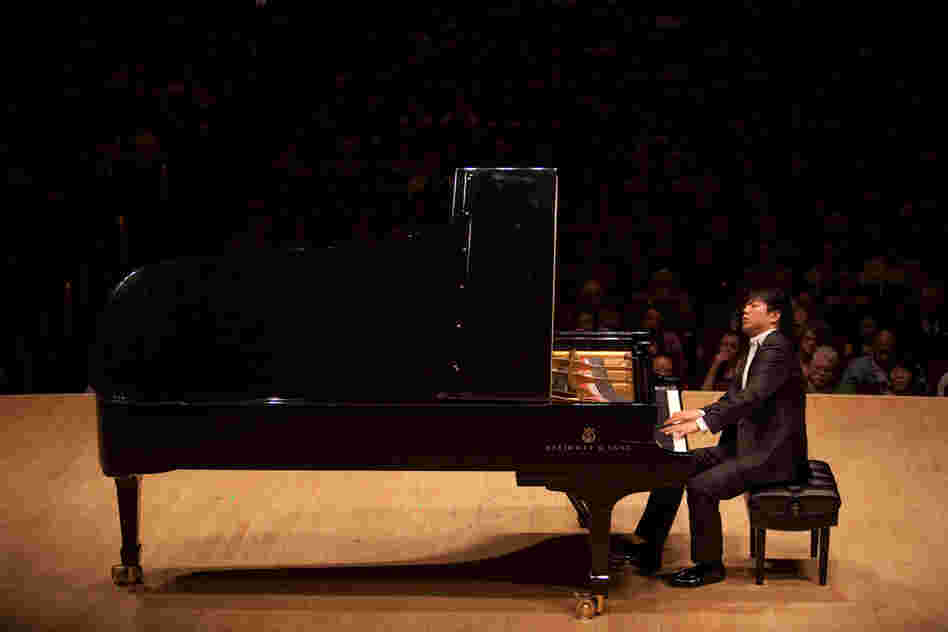 Lang Lang ended the announced program with Liszt favorites: the Romance S. 169 and "La Campanella."