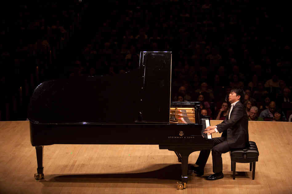 Lang Lang ended the announced program with Liszt favorites: the Romance S. 169 and "La Campanella."