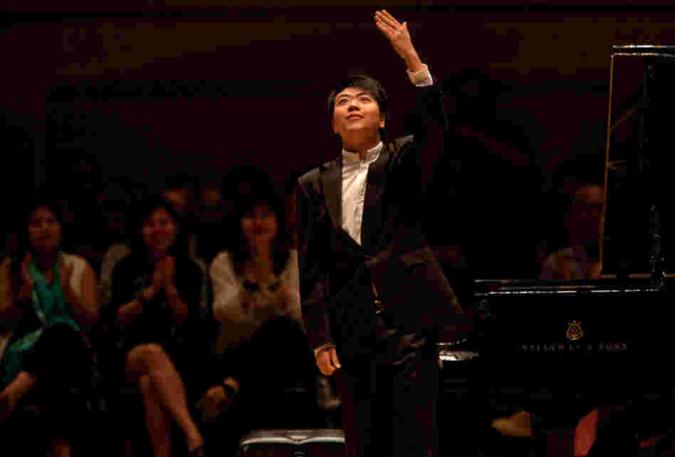 Lang Lang acknowledges the New York audience's enthusiastic response.