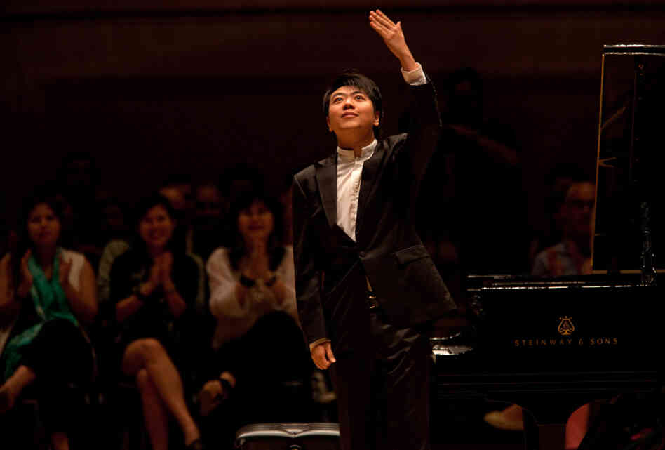 Lang Lang acknowledges the New York audience's enthusiastic response.