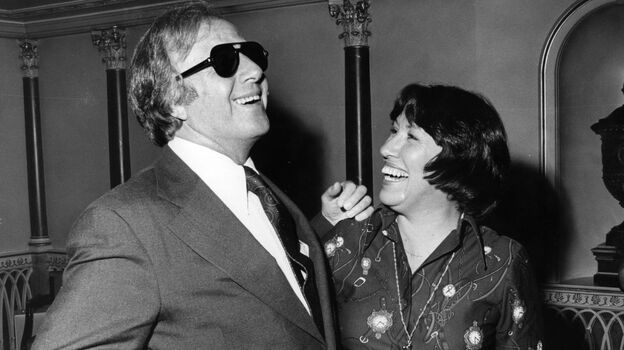 George Shearing shares a laugh with his fiancé Ellie Geffert in 1976.