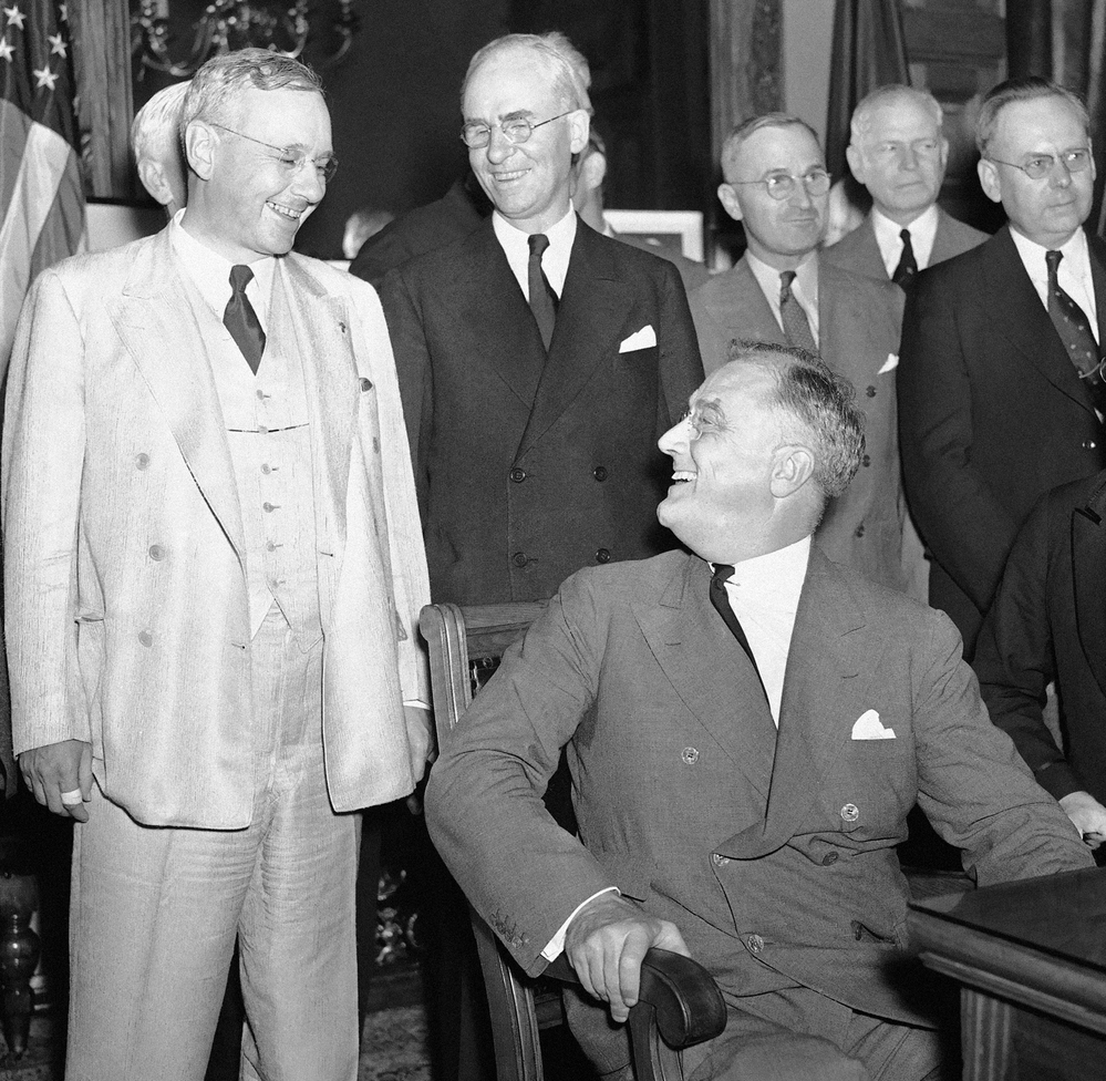 President Franklin D. Roosevelt and his Republican challenger, Kansas Gov. Alfred M. Landon (left), meet in September 1936.