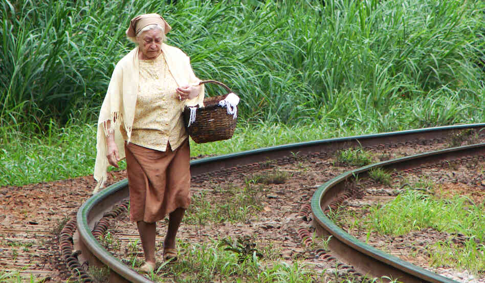 Madalena (Sonia Guedes), a baker in the fictional community of Jotuomba in Brazil's Vale do Paraiba, makes the journey each day from her impoverished rural town to the local coffee shop to sell her bread. Madalena (Sonia Guedes), a baker in the fictional community of Jotuomba in Brazil's Vale do Paraiba, makes the journey each day from her impoverished rural town to the local coffee shop to sell her bread.