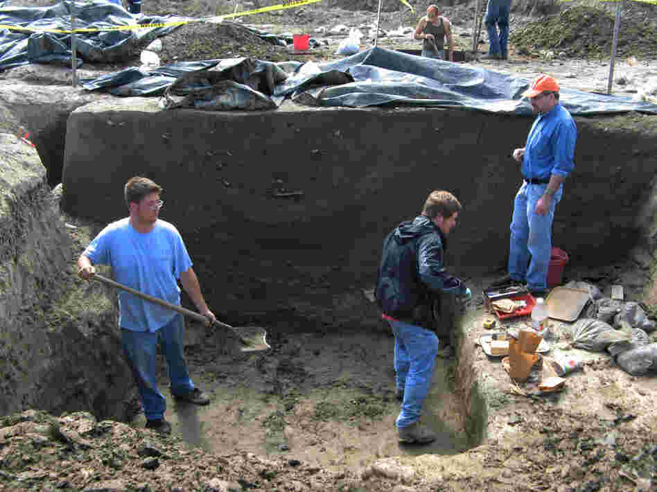 Research coordinator Joe Galloy looks on as crew members excavate a large storage pit at the dig site. Archaeologists are not sure of its original function, but the Cahokians may have used it to store corn or other food. Later on, they threw their trash into it, including the bones of deer and fish, and pieces of broken clay pots and bowls.