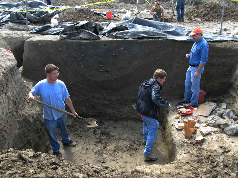 Research coordinator Joe Galloy looks on as crew members excavate a large storage pit at the dig site. Archaeologists are not sure of its original function, but the Cahokians may have used it to store corn or other food. Later on, they threw their trash into it, including the bones of deer and fish, and pieces of broken clay pots and bowls.