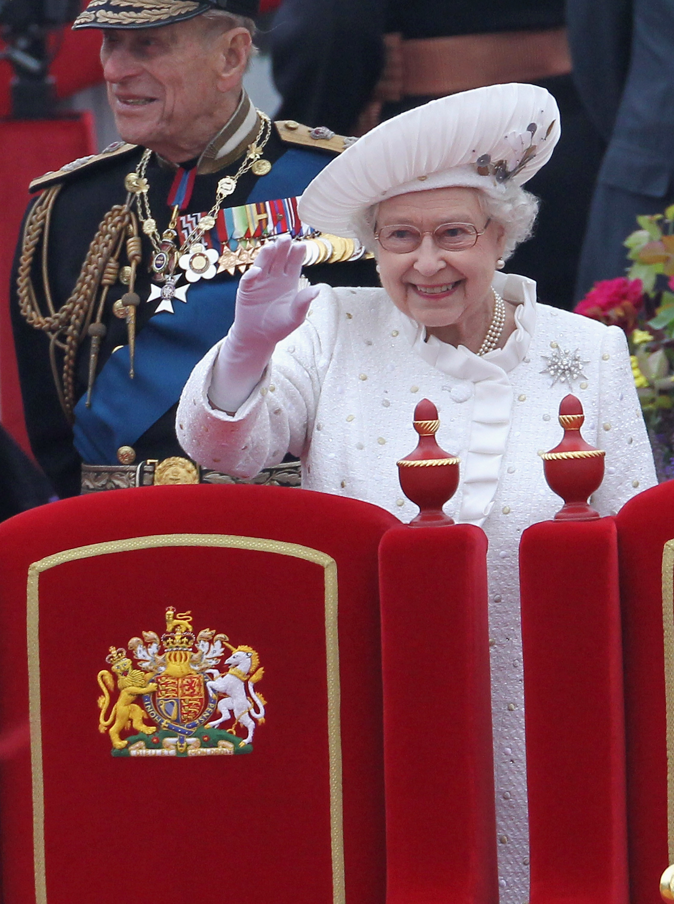The queen wore a silver and white dress and matching coat -- embroidered with gold, silver and ivory spots and embellished with Swarovski crystals to evoke the river -- for her trip.
