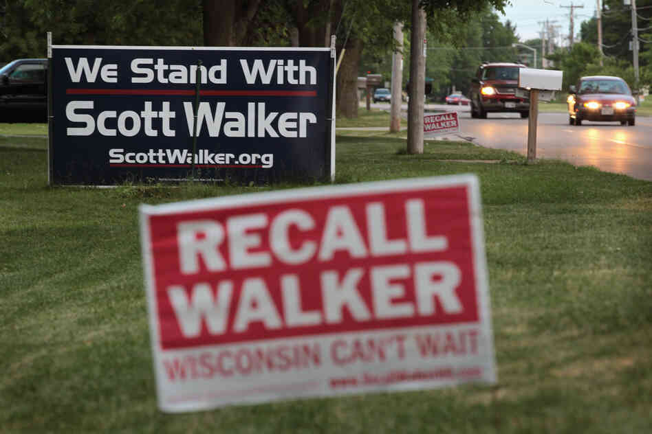 Neighbors display signs with opposite views in Beloit.