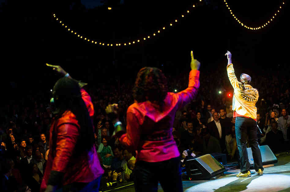 Cliff ended the evening with "Wonderful Word/Beautiful People" while the audience sang along.