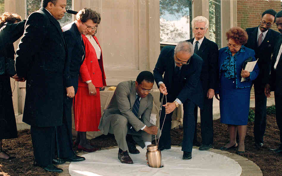 Baltimore Mayor Kurt Schmoke (center left) and NAACP Executive Director Benjamin Hooks lower the ashes of writer Dorothy Parker into her final resting place at the NAACP headquarters in 1988.
