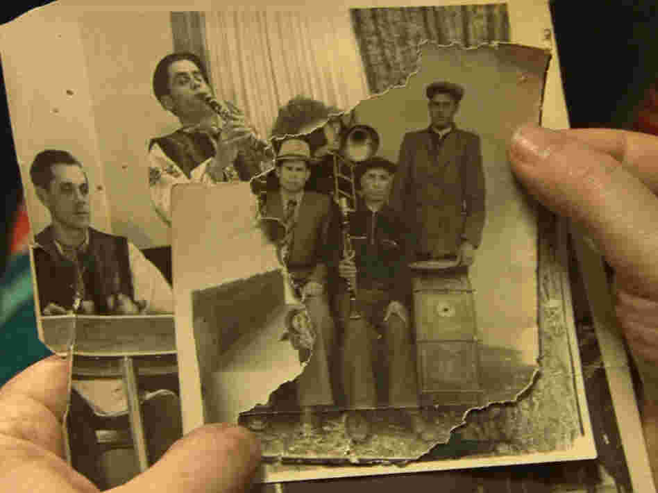 A Roma musician examines a photo of his Jewish ancestors in the film Der Zerbrochene Klang.